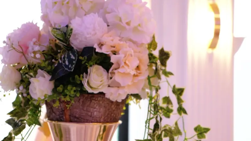 Table de mariage avec centres de table fleuris roses et blancs