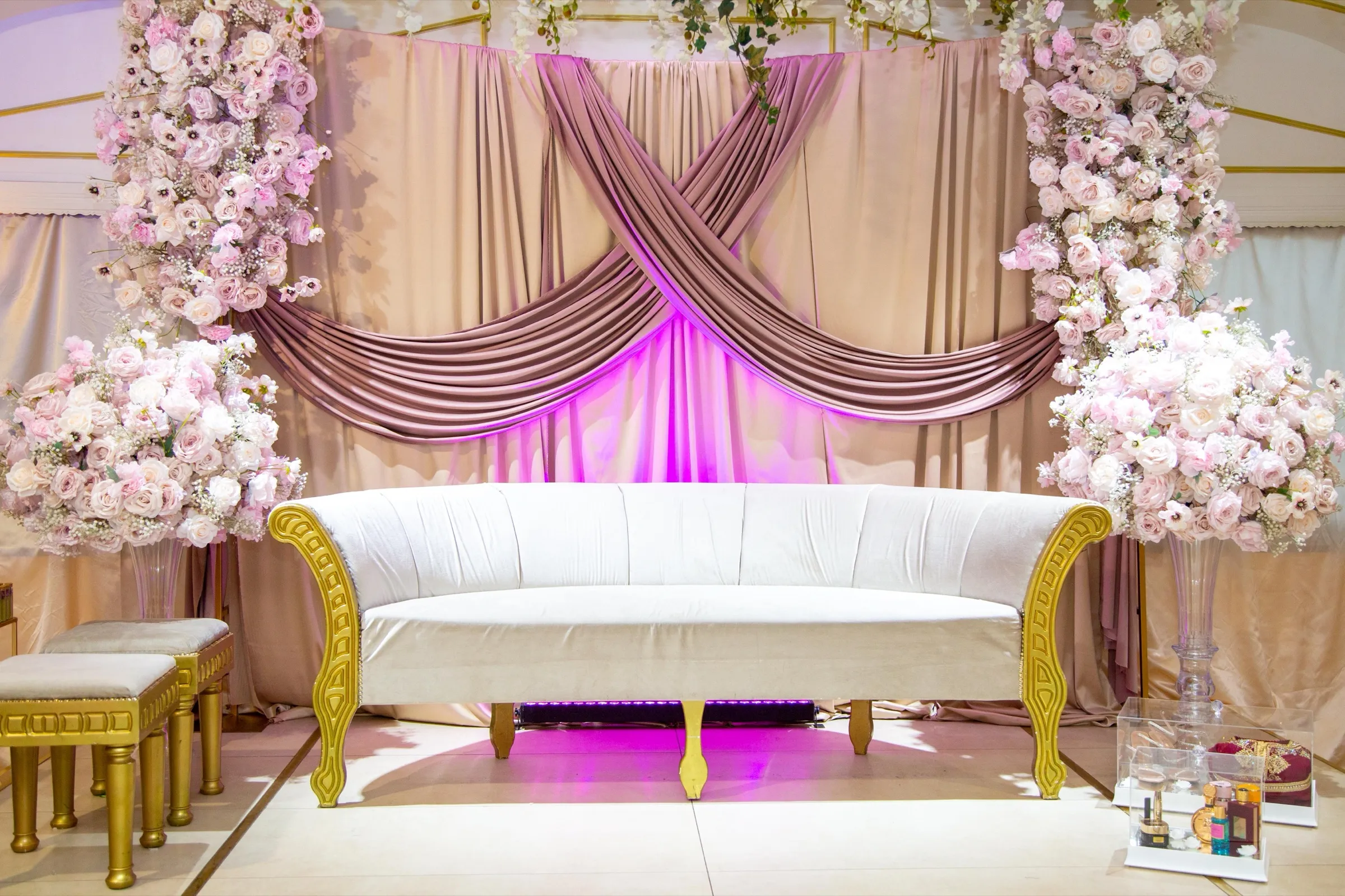 Détail d'arche florale rose de la salle L'Orchidée