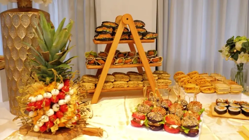 Buffet de canapés et fruits frais pour cocktail de réception