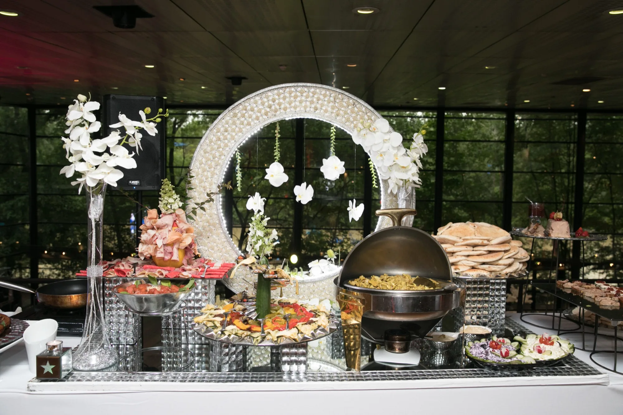 Buffet de pièces cocktail préparé par Maral Events pour une réception