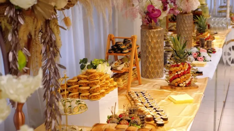 Buffet de réception préparé par un traiteur pour un mariage