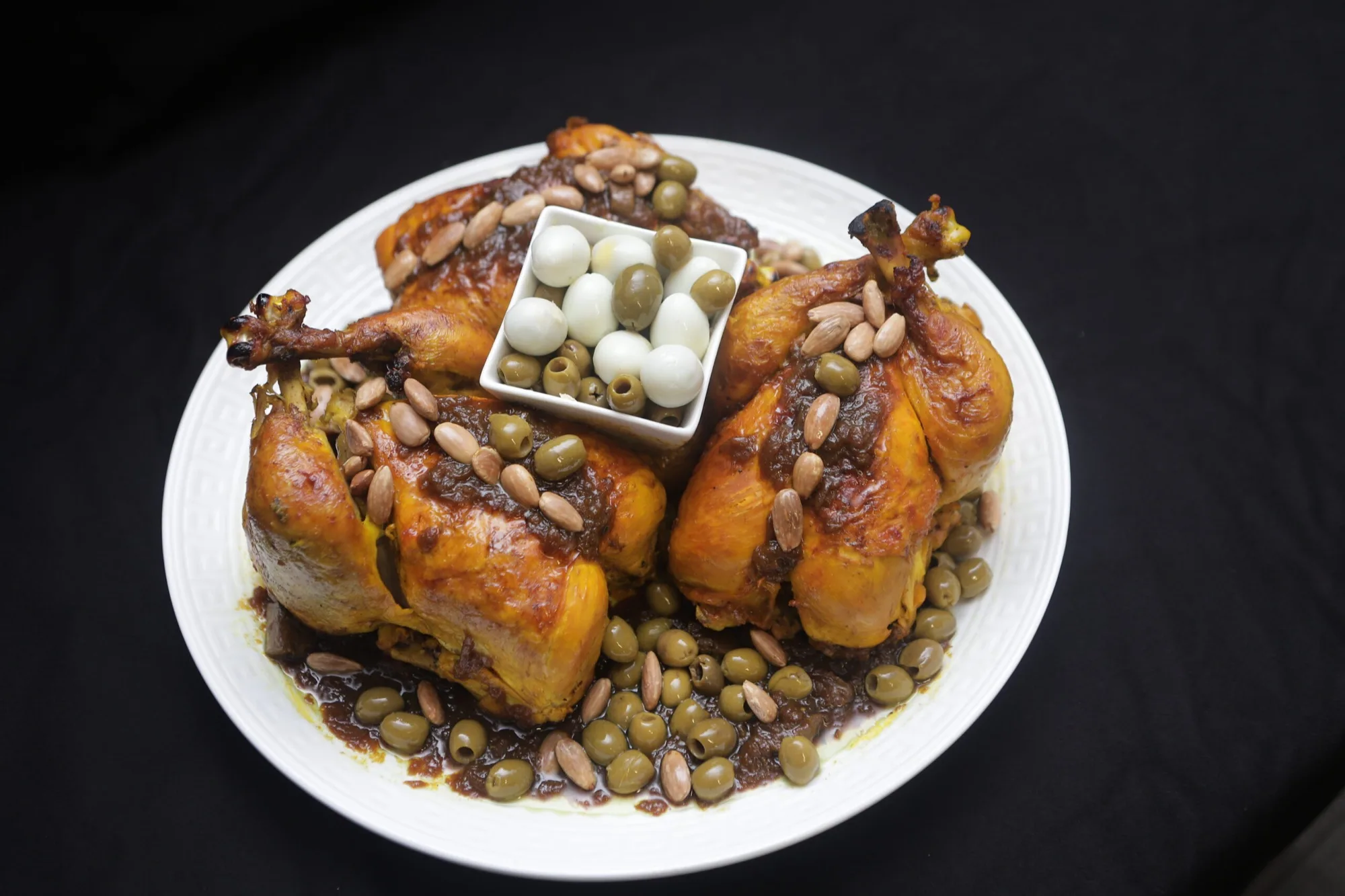 Poulet farci aux amandes, olives et œufs de caille préparé par Maral Events